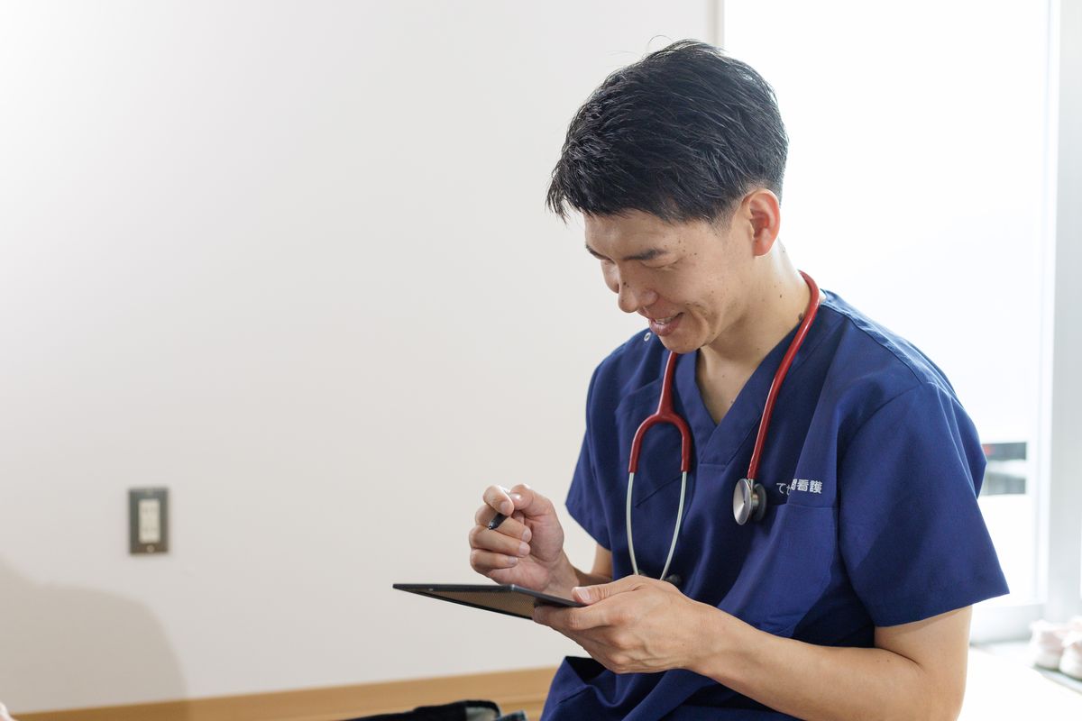 多職種と連携する看護師