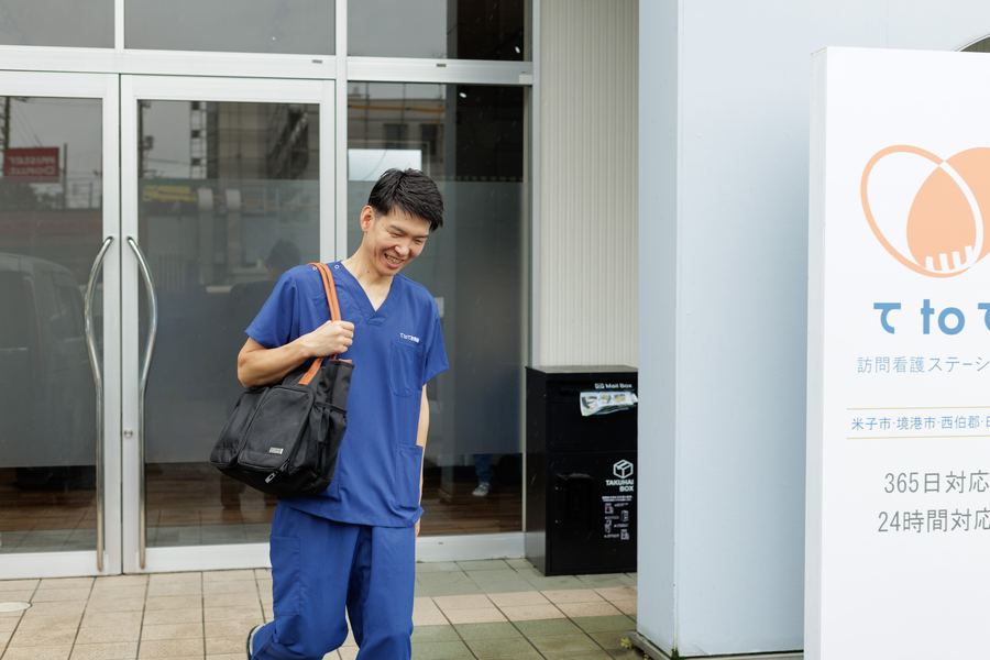 訪問に向かう看護師