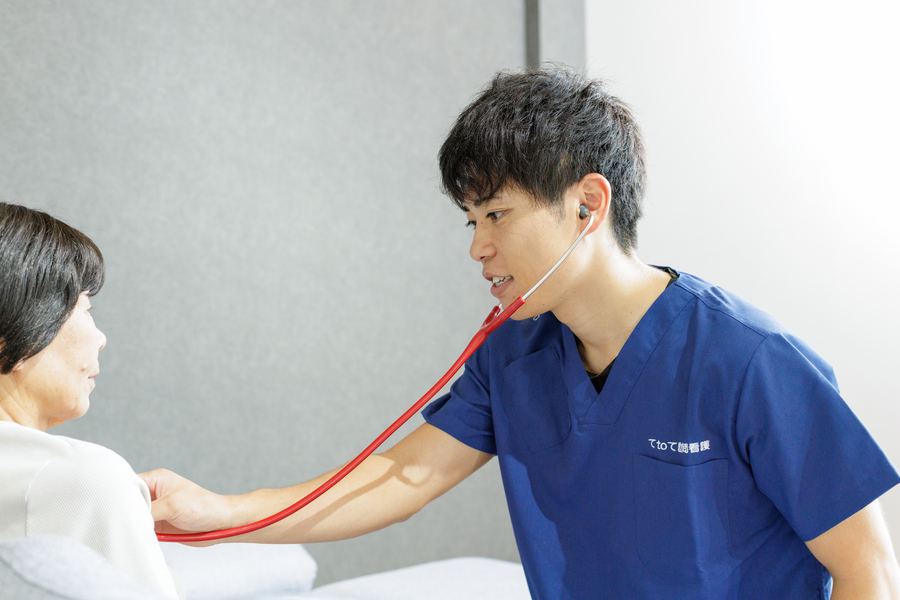 聴診で利用者さまの体調を確認する看護師